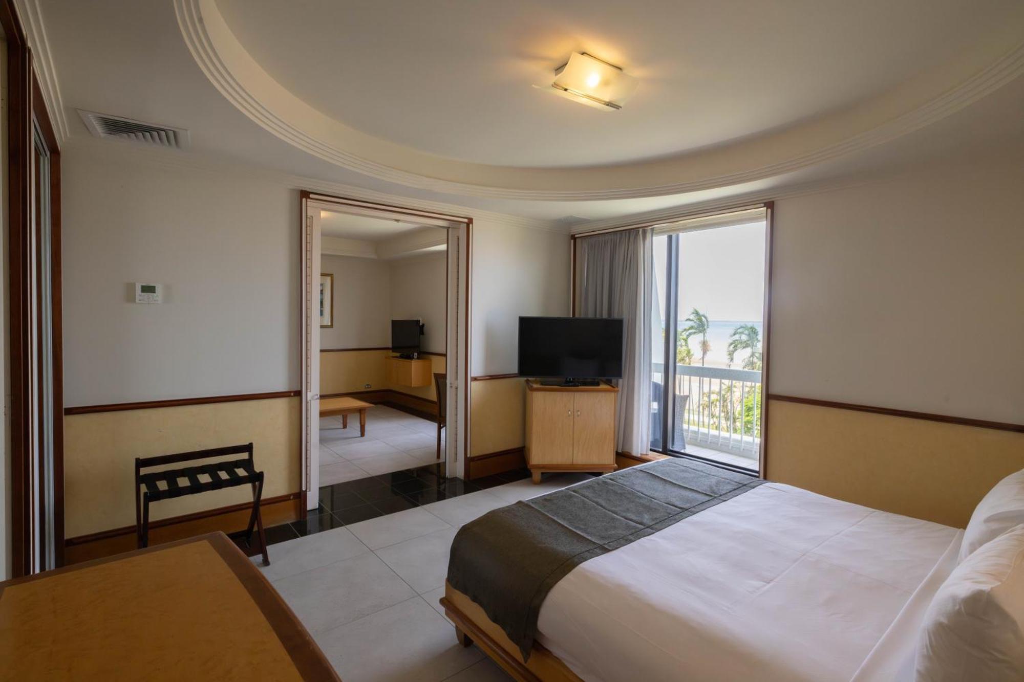 Mindil Beach Casino Resort Darwin Esterno foto A bedroom at the hotel