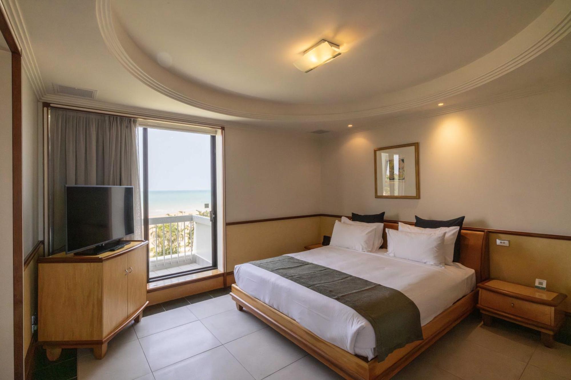 Mindil Beach Casino Resort Darwin Esterno foto A bedroom at the hotel