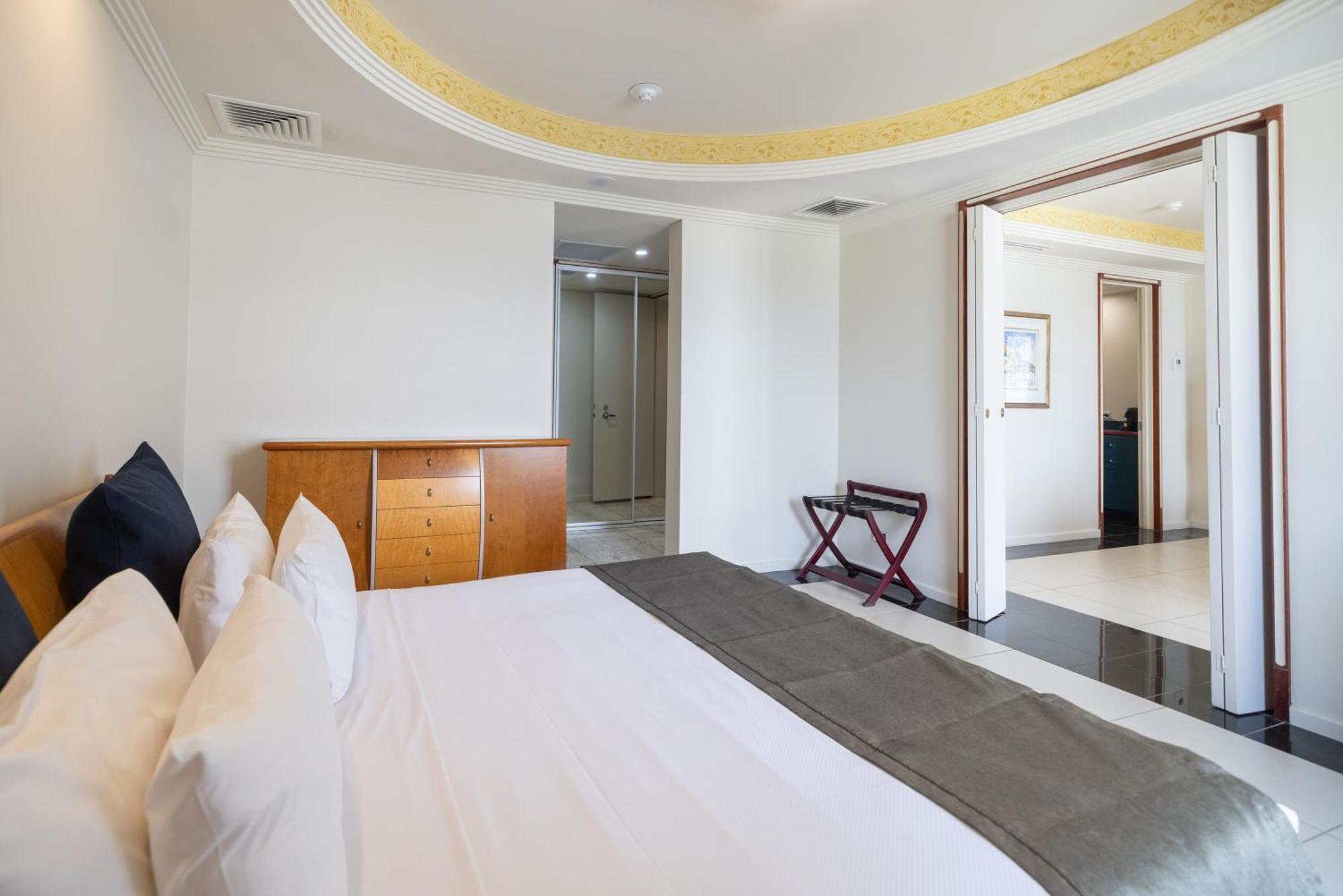 Mindil Beach Casino Resort Darwin Esterno foto A bedroom at the hotel