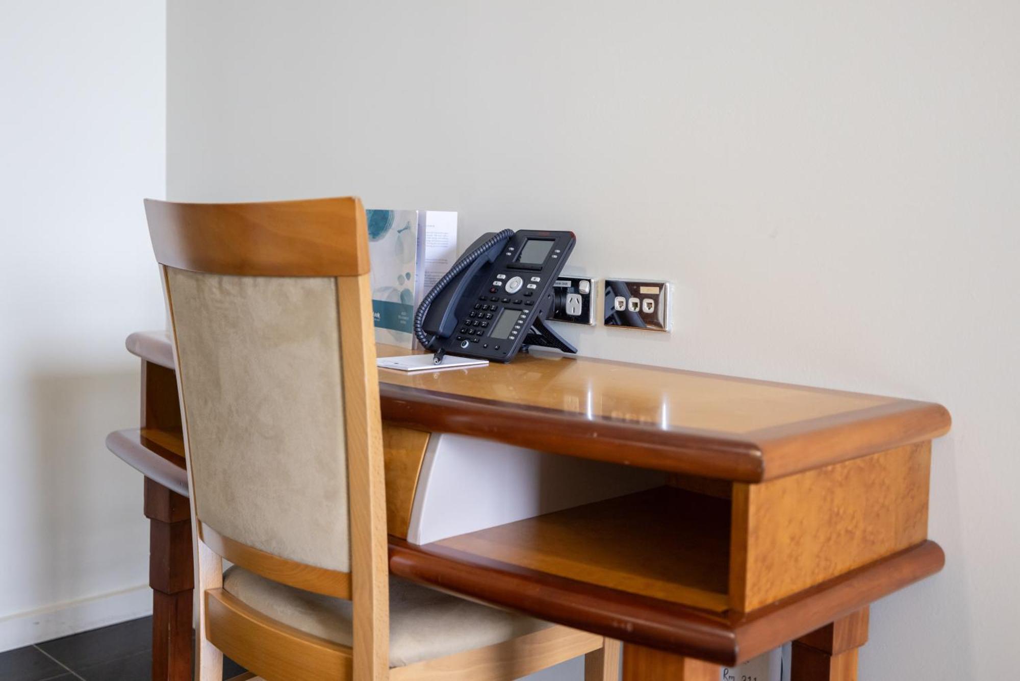 Mindil Beach Casino Resort Darwin Esterno foto A desk with a telephone