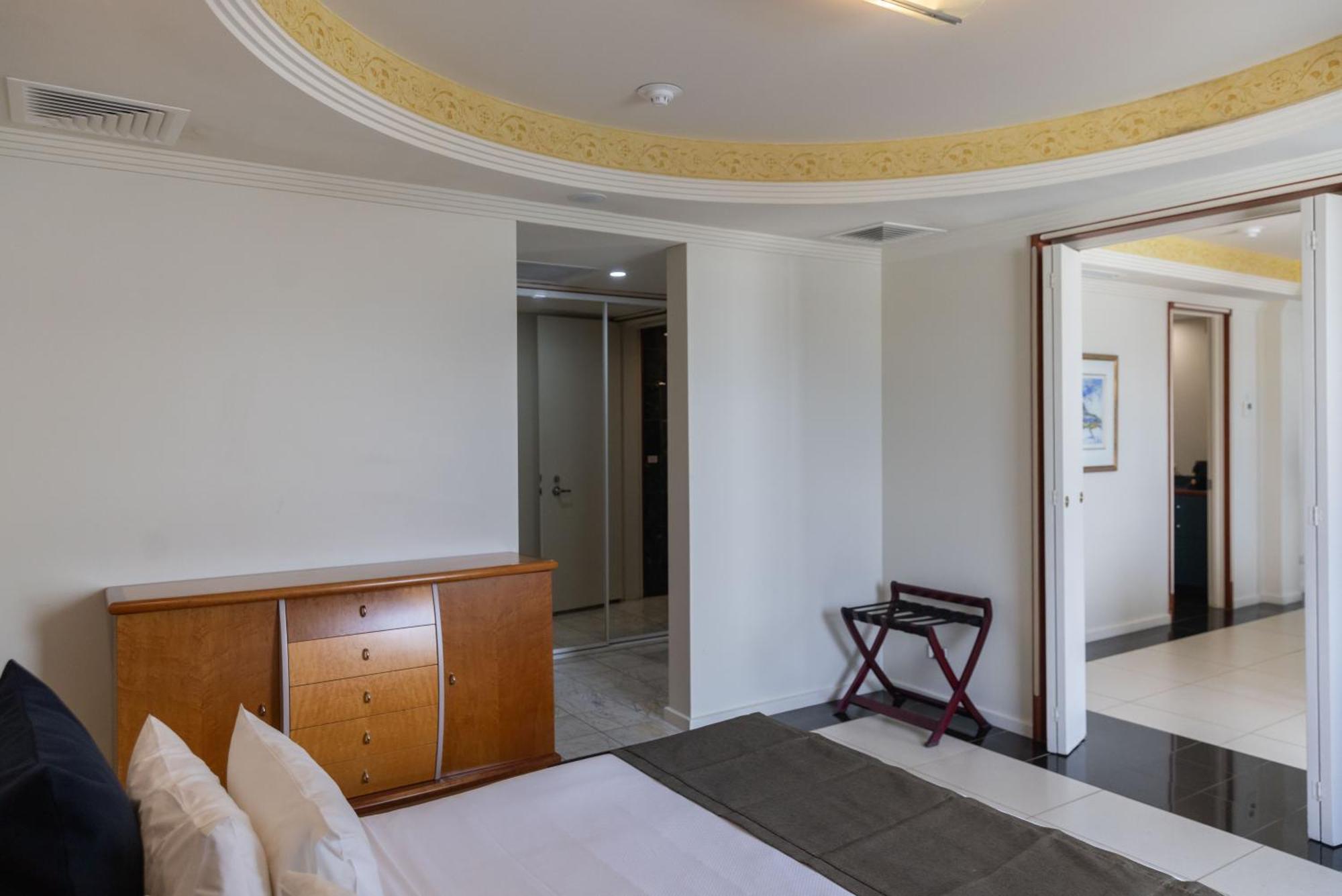 Mindil Beach Casino Resort Darwin Esterno foto A room at the hotel