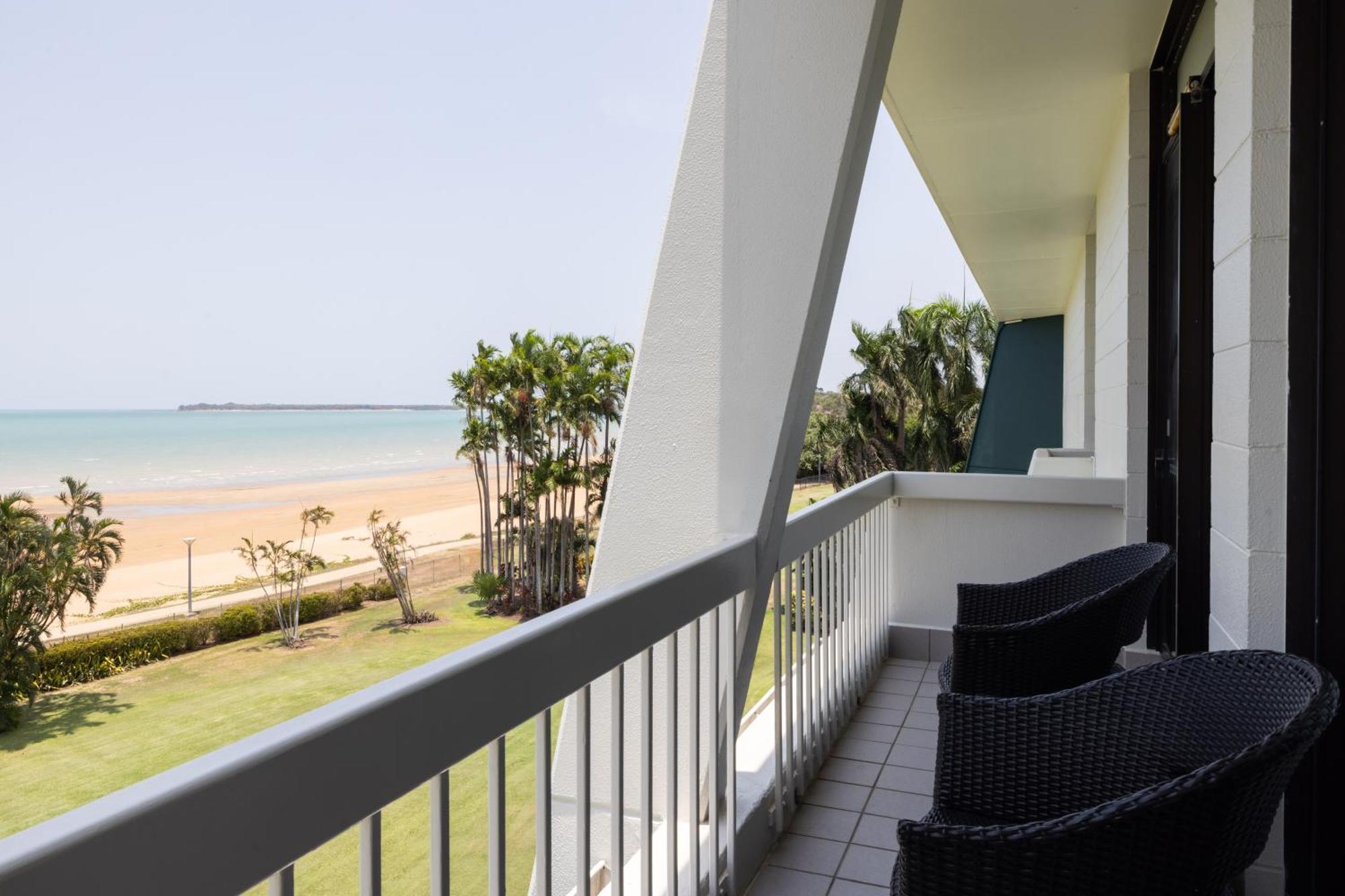 Mindil Beach Casino Resort Darwin Esterno foto A balcony