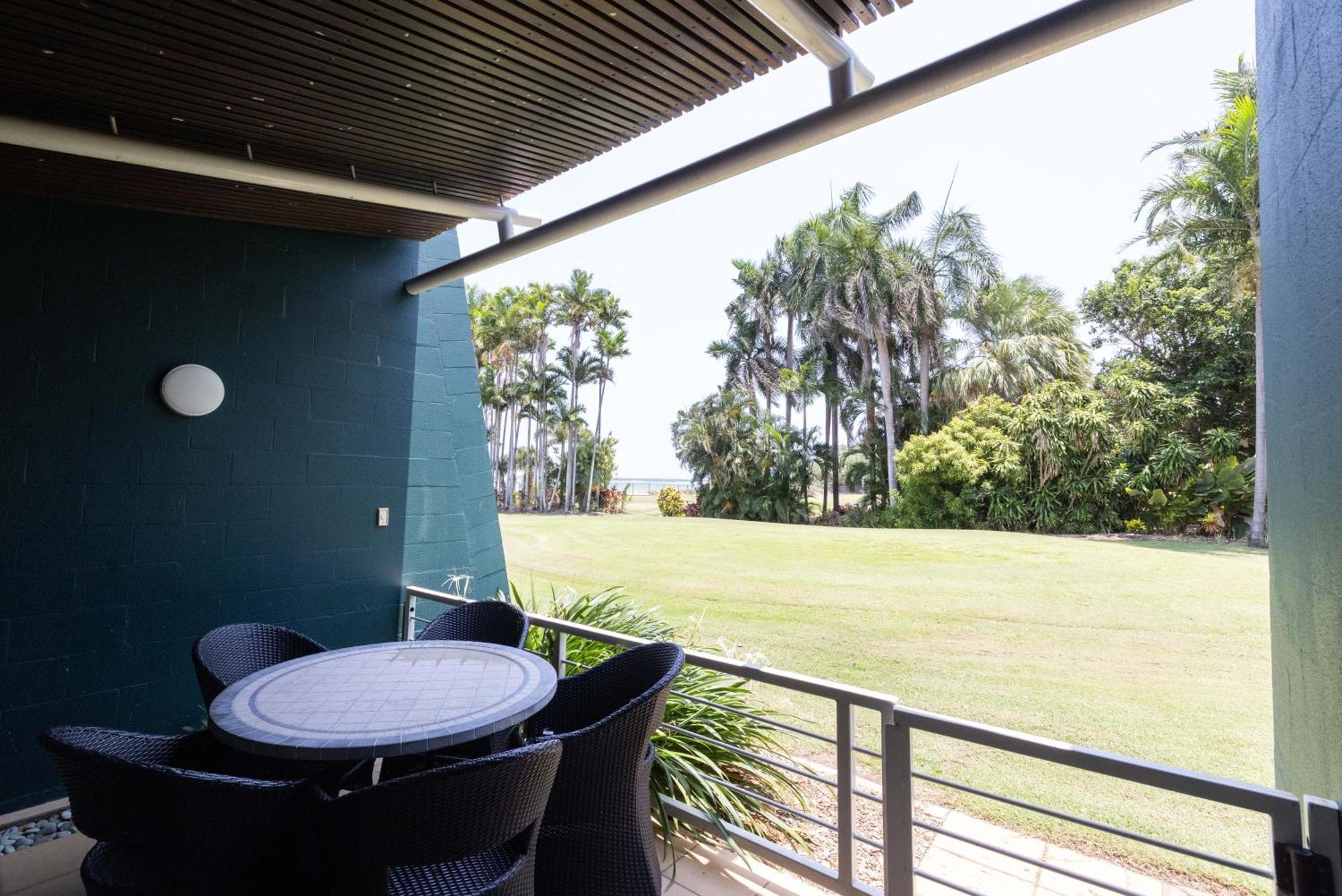 Mindil Beach Casino Resort Darwin Esterno foto A balcony at the Village