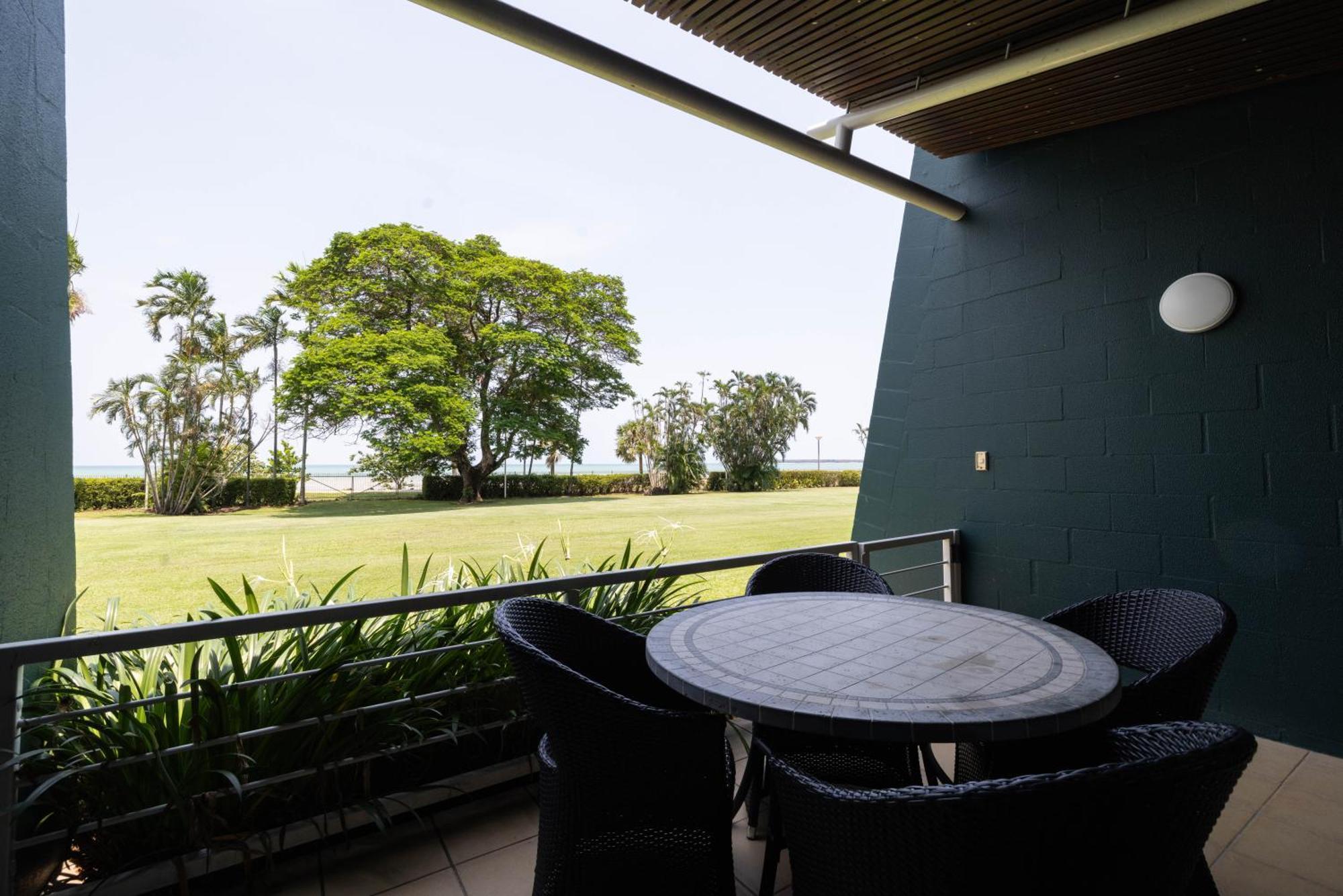Mindil Beach Casino Resort Darwin Esterno foto A balcony at the hotel