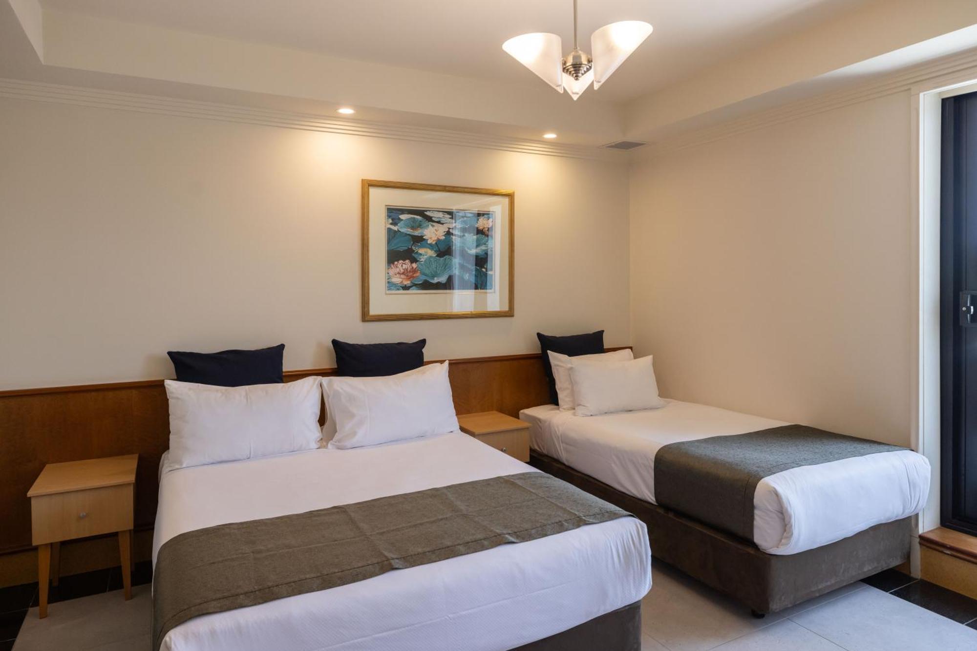 Mindil Beach Casino Resort Darwin Esterno foto A room at the hotel