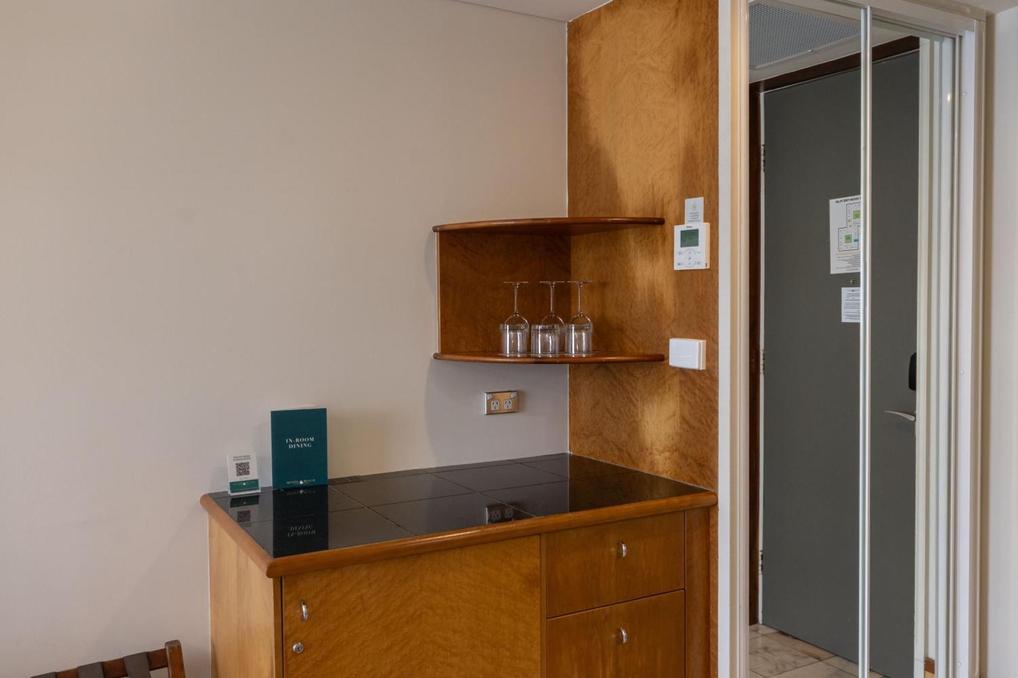 Mindil Beach Casino Resort Darwin Esterno foto A kitchenette in a hotel room