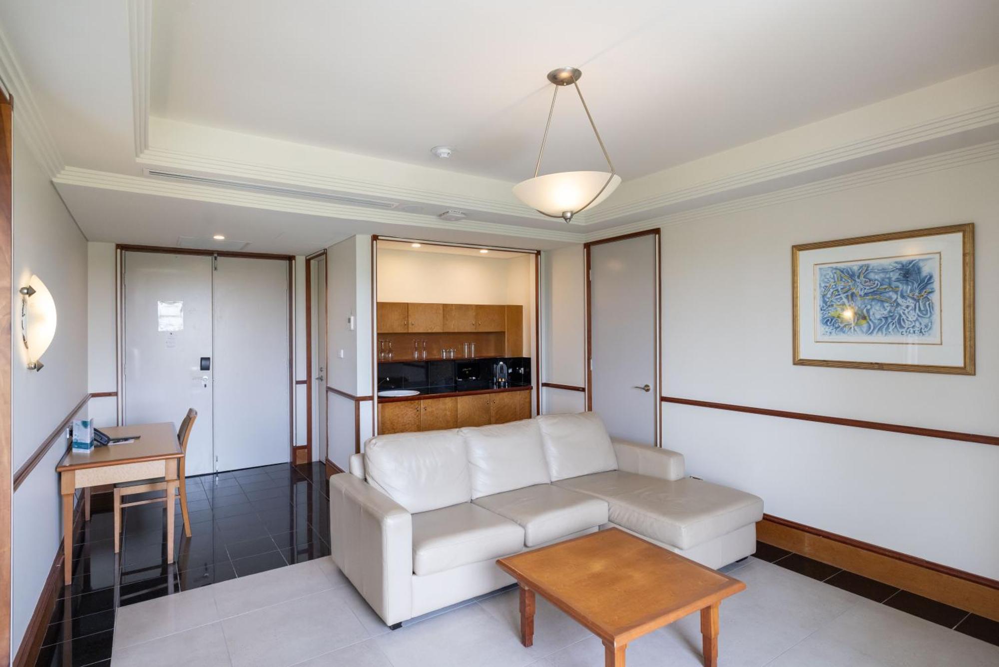 Mindil Beach Casino Resort Darwin Esterno foto A living room in a typical apartment