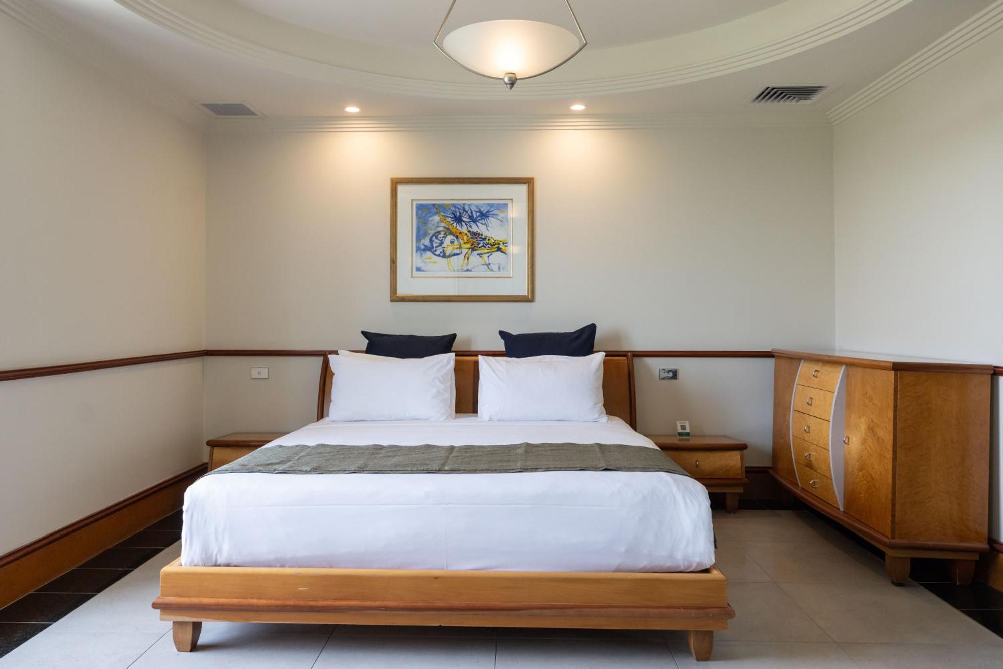 Mindil Beach Casino Resort Darwin Esterno foto A bedroom at the resort
